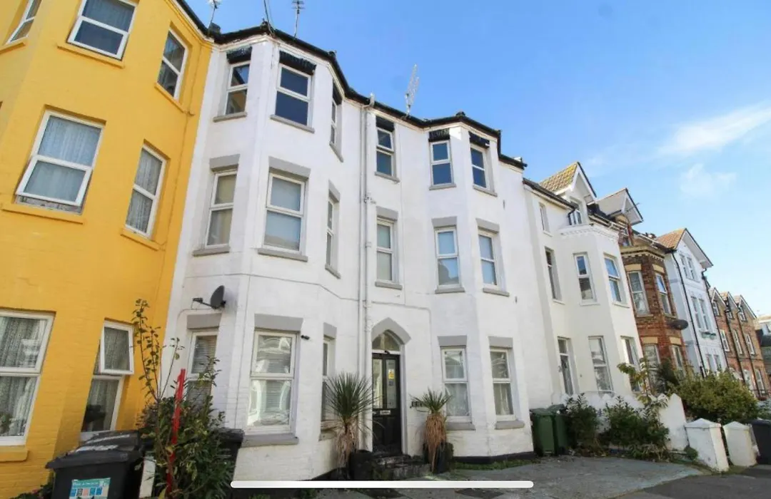 Modern Town Centre Flat - Free Shared Parking, King Size Bed, 5 Minutes Walk To Beach-1