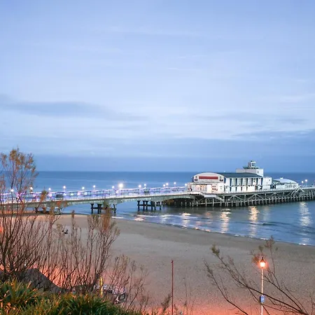 Modern Town Centre Flat - Free Shared Parking, King Size Bed, 5 Minutes Walk To Beach-3